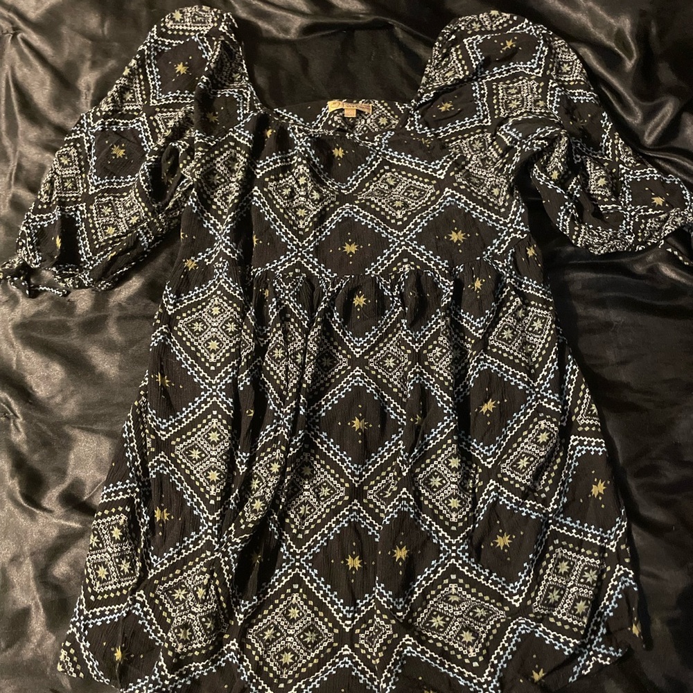 Princess Vera Wang Black and Blue Geometric Top